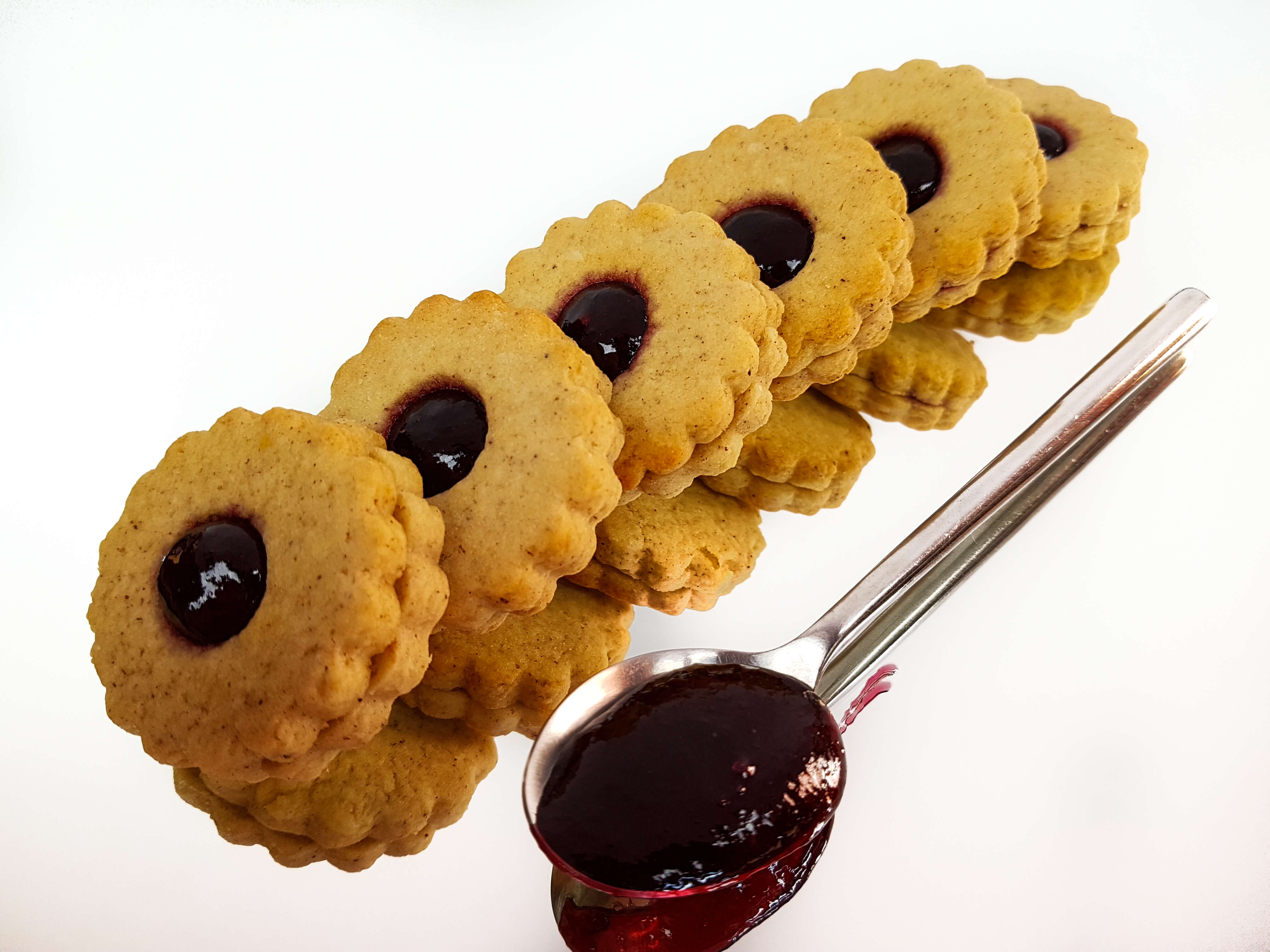 Cass'noisette | Linzer : biscuits aux 4 épices fourrés à la confiture de framboise