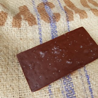 Cass'noisette | Tablette au chocolat noir du Costa Rica 64 % aux éclats de caramel et fleur de sel