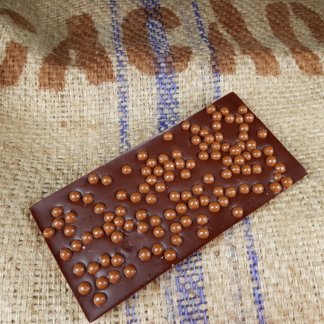 Cass'noisette | Tablette au chocolat noir du Costa Rica 64 % garnie de perles craquantes caramélia