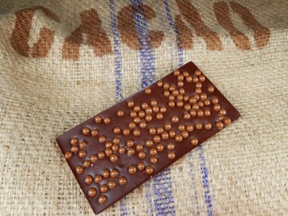 Cass'noisette | Tablette au chocolat noir du Costa Rica 64 % garnie de perles craquantes caramélia