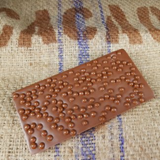 Cass'noisette | Tablette au chocolat au lait du Vietnam 45 % garnie de perles craquantes caramélia