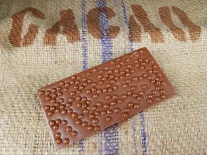 Cass'noisette | Tablette au chocolat au lait du Vietnam 45 % garnie de perles craquantes caramélia