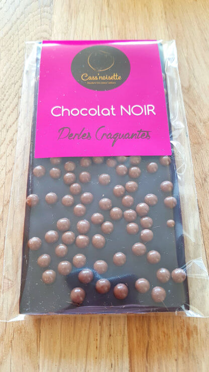 Cass'noisette | Tablette au chocolat noir du Costa Rica 64 % garnie de perles craquantes caramélia