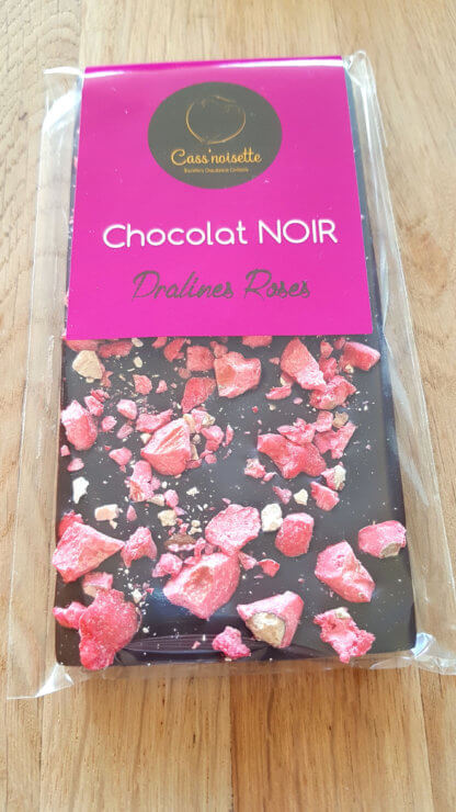 Cass'noisette | Tablette au chocolat noir du Costa Rica 64 % garnie de pralines roses de Lyon