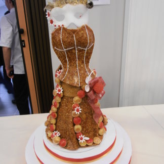 Cass'noisette | Sophie Matthiss lors du concours de Croquembouche 2013 à l'ENSP